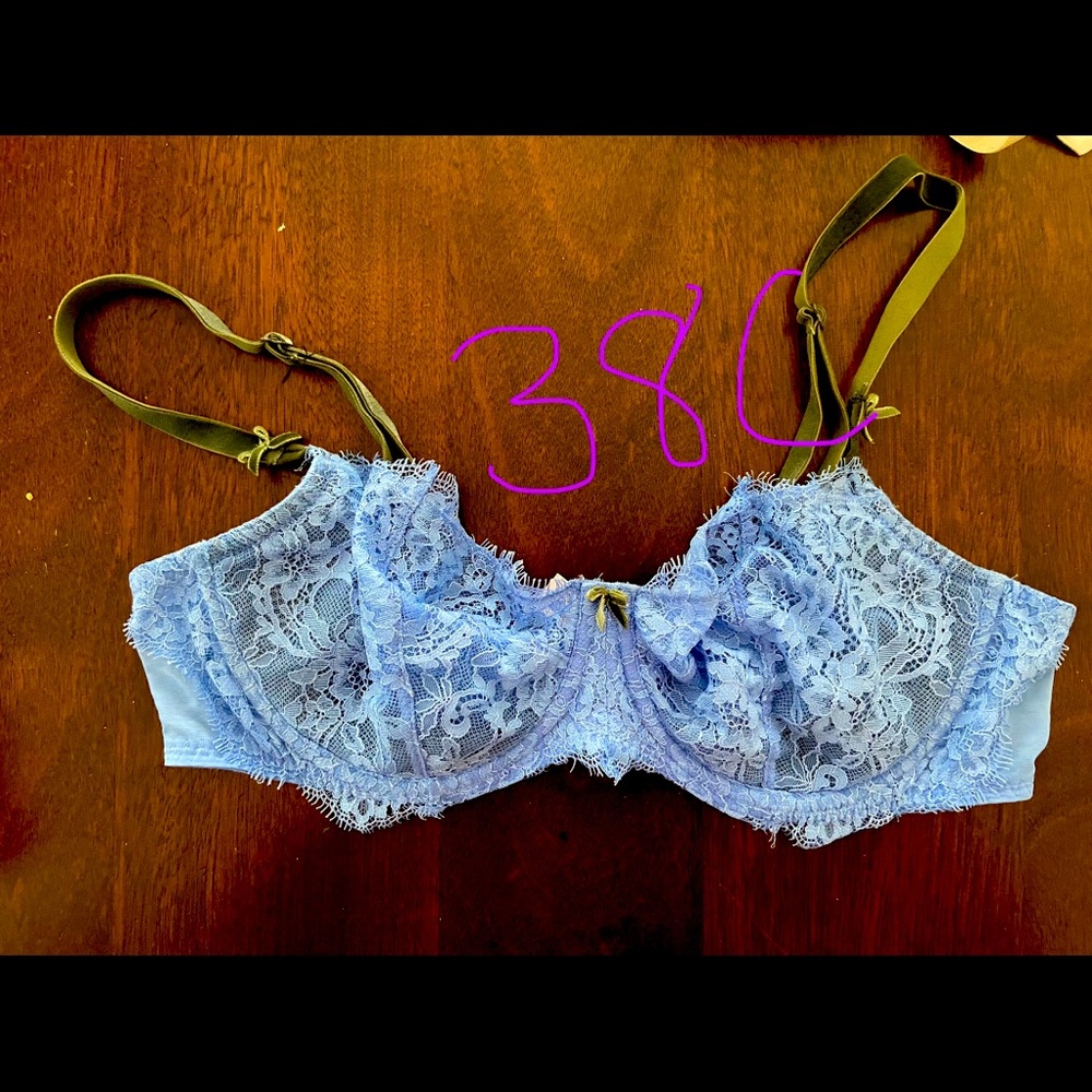 Victoria’s Secret lacy bra, 38C